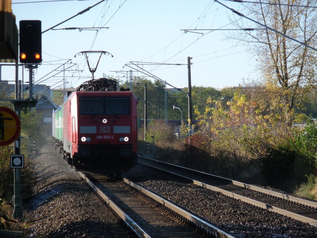 Am 28.10.2012 kam mir 189 005 mit einem Containerzug am Stendaler Stadtseebahnhof vor die Linse ob wohl ich eigentlich auf meinen Zug nach Wittenberge wartete der mal wieder 10min.Versp�tung hatte.