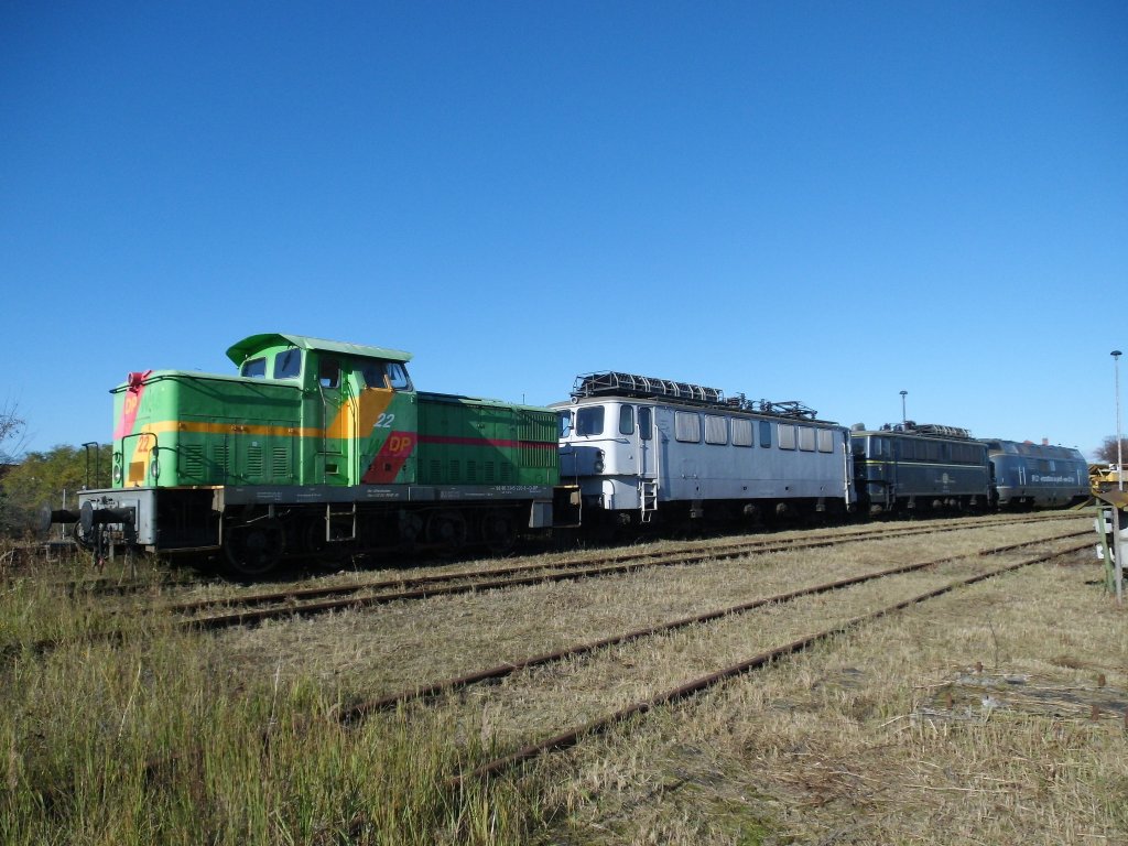 Am 28.10.2012 standen beim Andampfen in Wittenberge diese Loks rum.Es handelt sich um 345 220 (DP22),142 134,142 191 und 221 136