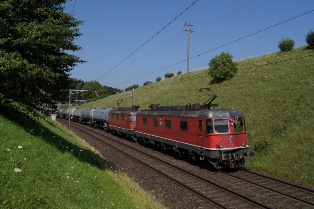 Am 2.8.11 zieht die Re 6/6 11632 gemeinsam mit der Re 4/4 III 11365 einen Tankzug von Mumpf Richtung Mhlin.