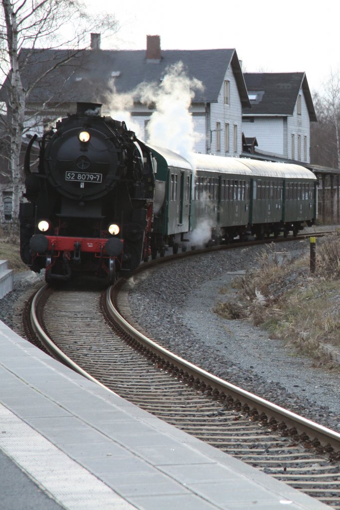 Am 28.11.2009 erreicht der Sonderzug der Eisenbahnnostalgie Chemnitz Erzgebirge gerade das heutige Ziel. Die Bergparade in Zwnitz.Zuglok ist 52 8079. Hier bei der Einfahrt in Zwnitz.