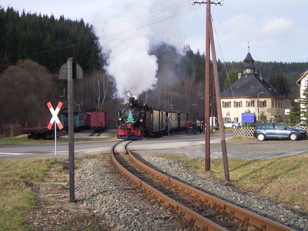 Am 28.11.2009 verlsst 99 1715-4 (mit weihnachtlicher Dekoration) den Bf Schlssel in Richtung Jhstadt.