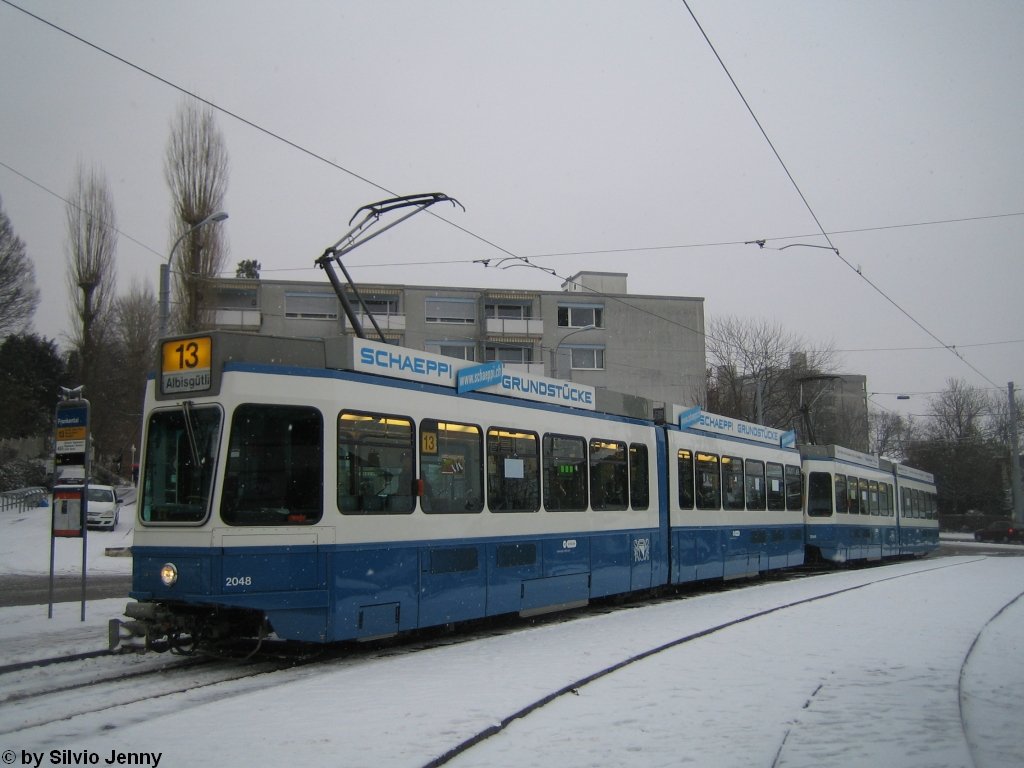 Am 28.1.2010 kam der Schnee ins Flachland. Whrend die Busse auf den Schnee bedeckten Strasse sehr viel Mhe bekundeten, hatten die Be 4/6 2048+2049 kein Problem die Hngg hinauf zu fahren, hier sieht man diese T2000-Dotra bei der 13er Endstation Frankental bei einer kurzen Pause.