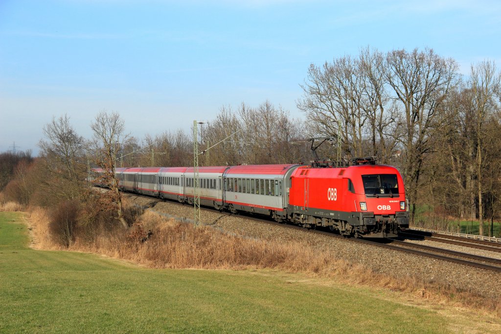 Am 28.12.11 bespannte die BB 1016 049-7 den EC nach Klagenfurt. Hier bei Hilperting.