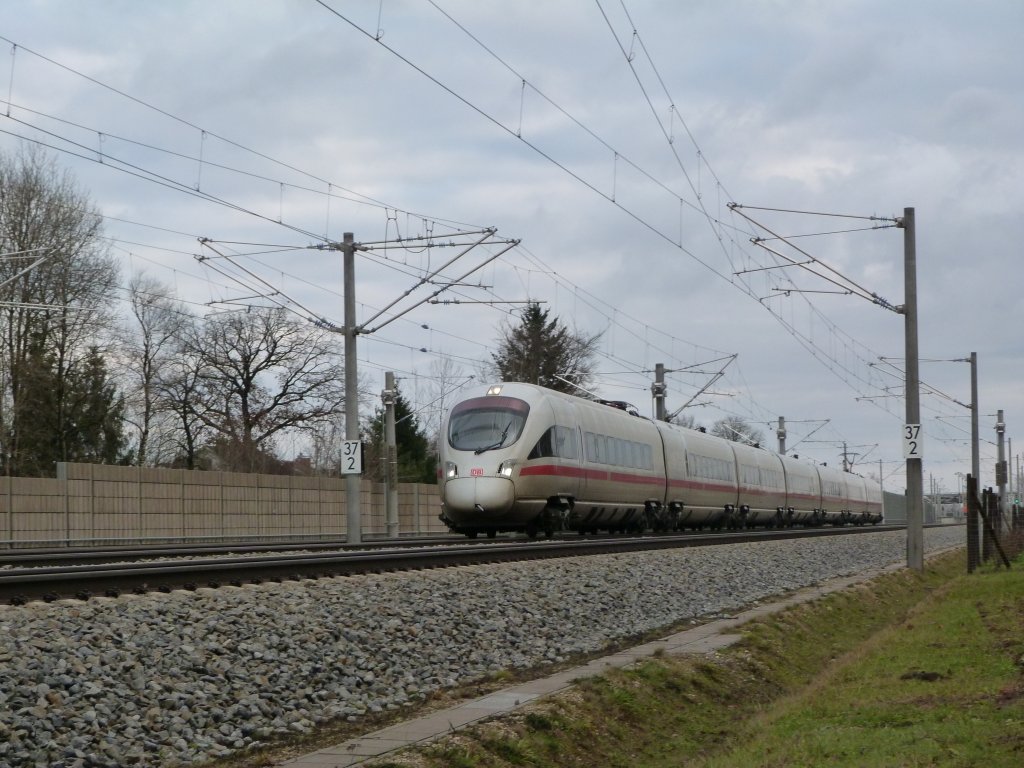 Am 28.12.12 fhrt eine BR 411 (ICE T) ber das Nahgleis von Mnchen Richtung Augsburg.
Soeben hat er den Bahnhof Haspelmoor passiert!