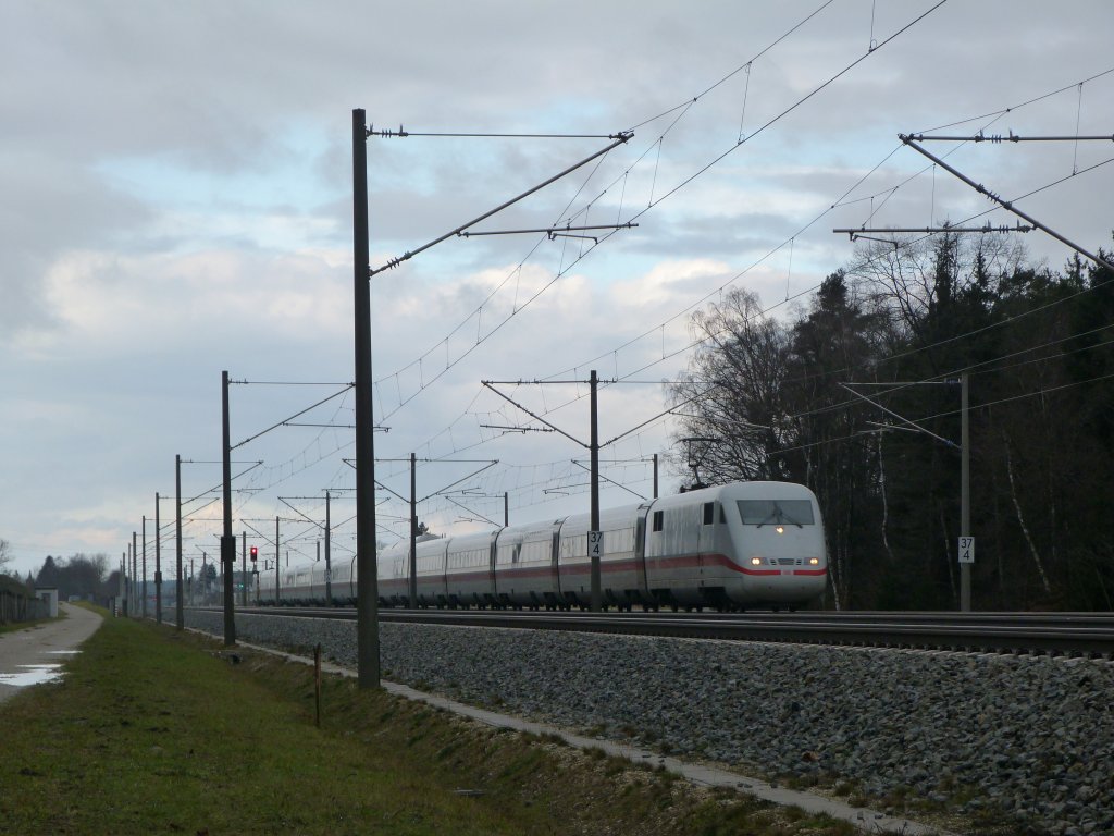 Am 28.12.12 fhrt ein ICE 1 von Augsburg nach Mnchen. 
Gleich wird er den Bahnhof Hattenhofen ber das Ferngleis passieren! 