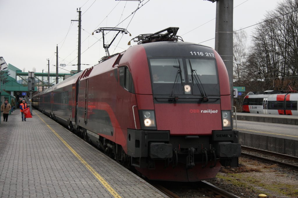 Am 28.12.2009 steht die Taurus 1116 217-9 mit dem RJ 560 von Wien Westbahnhof nach Bregenz in Bregenz