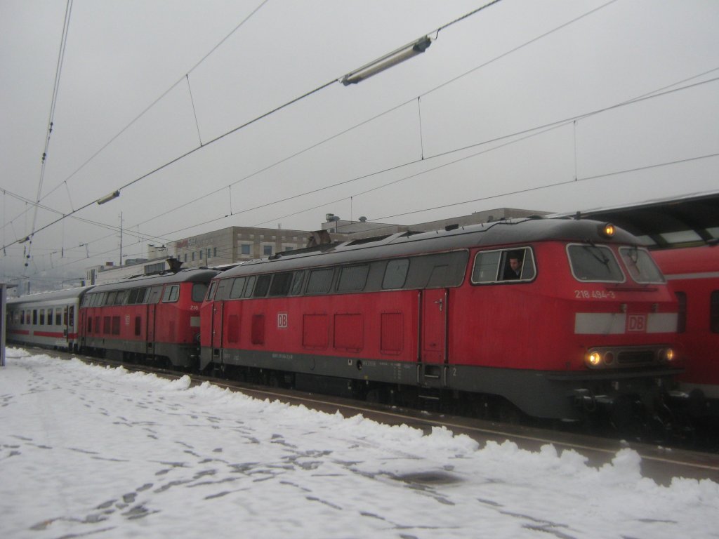 Am 28.12.2009 warteten 218 494-3 und 218 487-7 im Ulmer HBF auf die Abfahrt um ihren IC nach Innsbruck zu befrdern.
