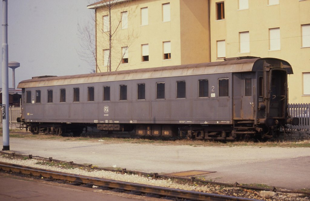 Am 28.3.1990 stand dieser alte FS 2. Klasse Wagen
im Bahnhof Luino am Lago Maggiore.
