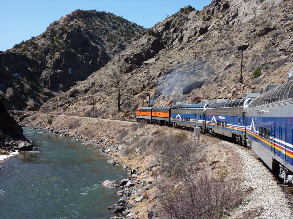 Am 28.3.2010 schl�ngelt sich ein Touristenzug durch die Royal Gorge am Arkansas River entlang.