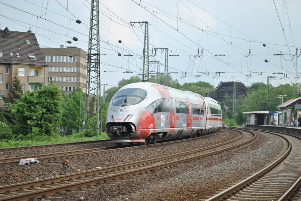 Am 28.4.2011 fhrt 403 054 zusammen mit einer weiteren 403 durch Dsseldorf Volksgarten in Richtung Mnchen.