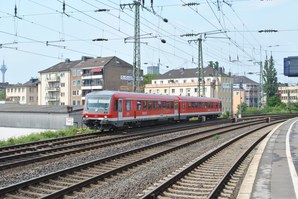 Am 28.4.2011 fhrt 628 502 mit der Anzeige „Nicht Einsteigen“ durch Dsseldorf-Volksgarten.