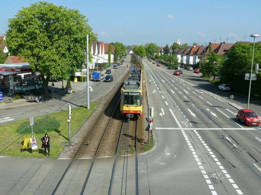 Am 28.4.2011 verl�sst die Albtalbahn gerade den Bahnhof R�purr Battstra�e