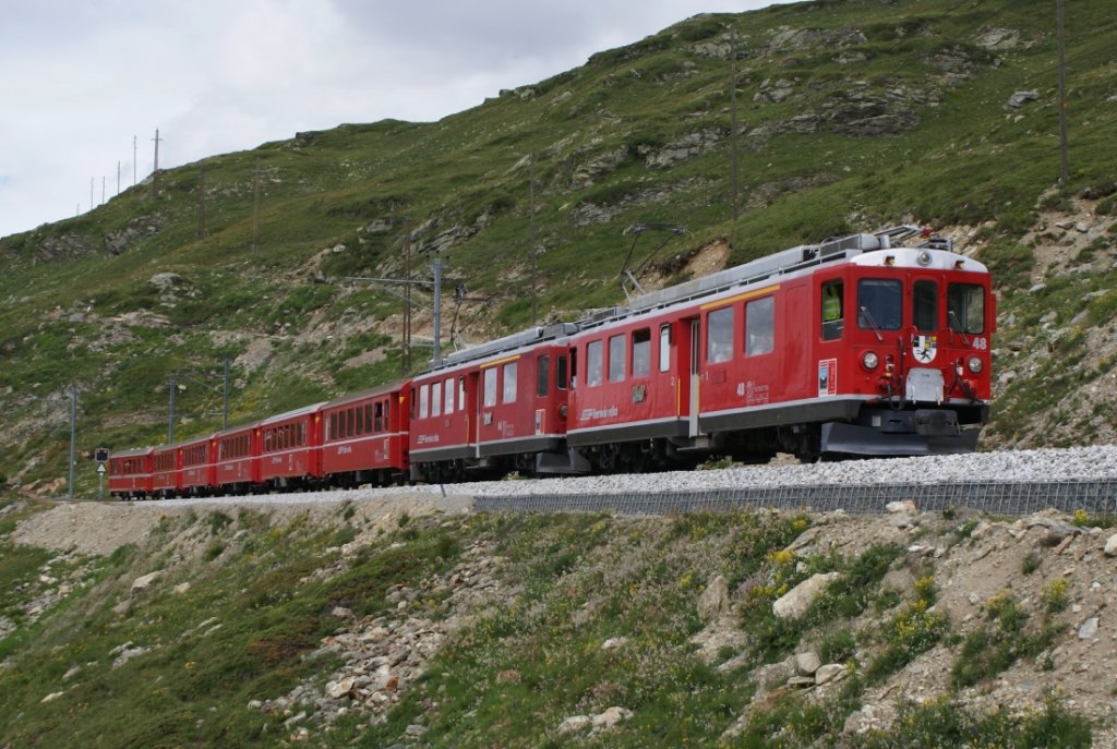 Am 28.7.10 fhrt der Regionalzug 1633 mit den ABe 4/4 II 48 und 44 an der Spitze von Ospizio Bernina Richtung Alp Grm.