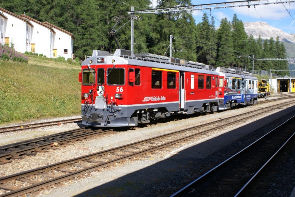 Am 28.7.10 warten die ABe 4/4 III 56 und 54 in Pontresina auf Arbeit.