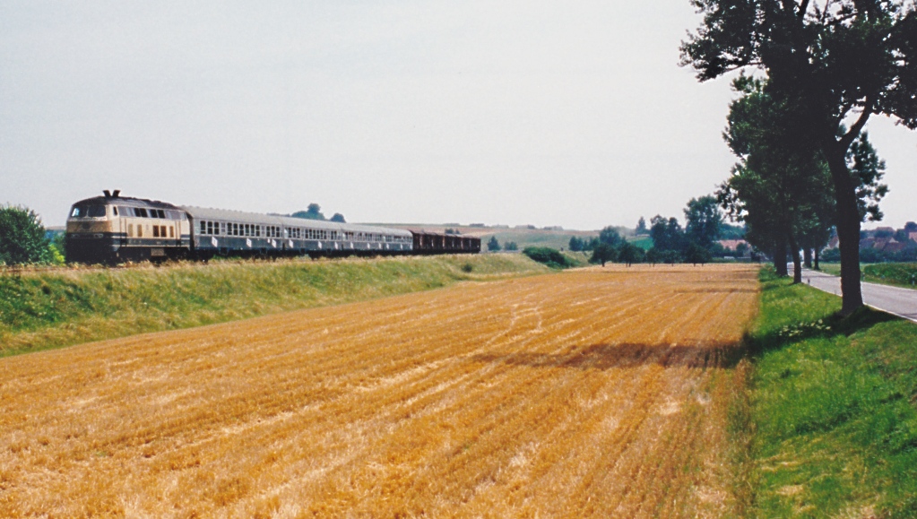 Am 28.7.90 befuhr der  Radltour-Zug  des Bayerischen Rundfunks die Ludwigs-Süd-Nordbahn, um die Radfahrer zur nächsten Etappe zu bringen. (Nördlich Auhausen)