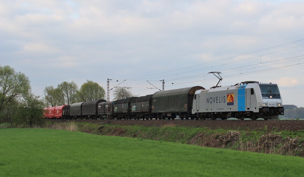 Am 28.April 2013 war 185 696 mit dem Novelis-Zug sdlich von Elze(Han) auf dem Weg Richtung Sden.