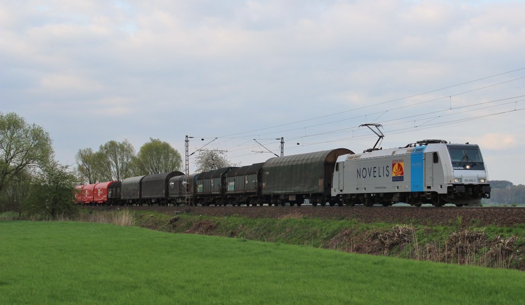 Am 28.April 2013 war 185 696 mit dem Novelis-Zug s�dlich von Elze(Han) auf dem Weg Richtung S�den.