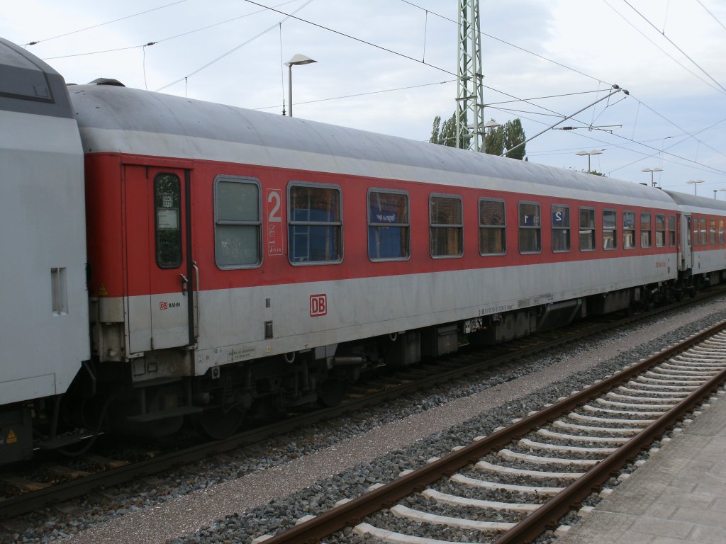 Am 28.Juli 2012 lief im CNL1250 Binz-Zrich der Liegewagen Bvcmz 61 80 50-91 038-8 mit.Aufnahme in Bergen/Rgen.