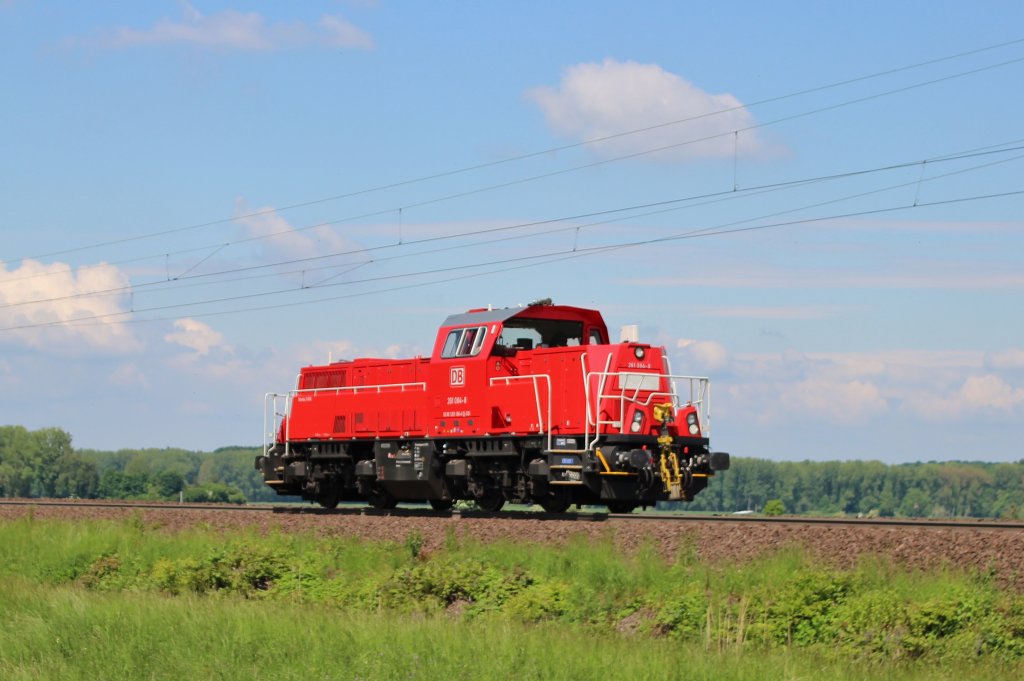 Am 28.Mai 2013 war 261 084 als Tfzf 76111 Hannover-Linden Gbf->Alfeld(Leine) bei Elze(Han) auf dem Weg Richtung S�den.