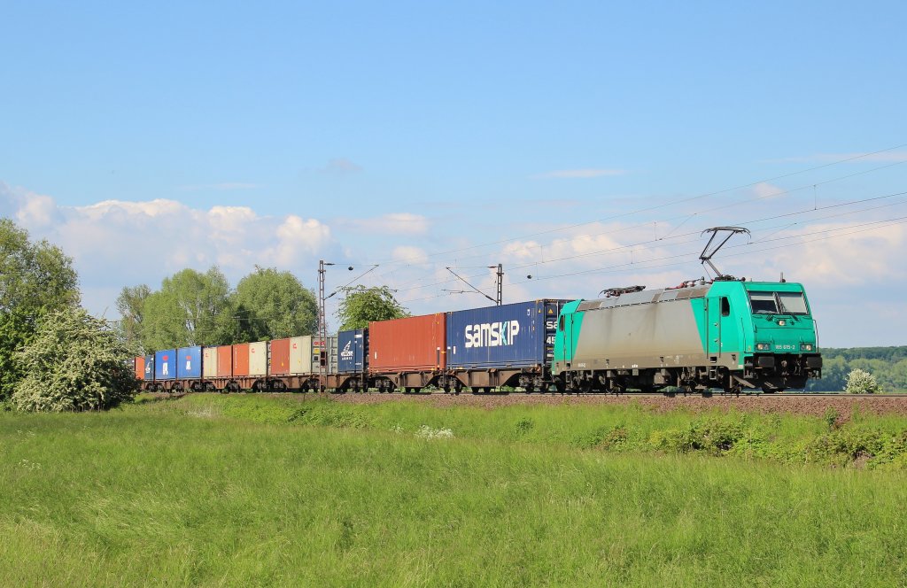 Am 28.Mai 2013 war TXLA 185 615 mit einem Containerzug s�dlich von Elze(Han) auf dem Weg Richtung S�den.