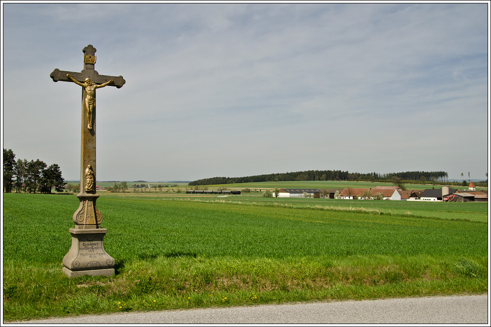 Am 29. 4. 2012 wurde die heurige  Rebaus Express  Saison mit einem Dampfsonderzug, gefhrt von der 93.1420 des Vereines  Neue Landesbahn  erffnet. Leider standen die geplanten Fahrten unter keinem guten Stern, wegen div. Bschungsbrnden bei Zissersdorf, Geras und Drosendorf wurde die zweite Fahrt nach Drosendorf abgesagt und die Lok verblieb auf der Rckfahrt in Weitersfeld. Hier sehen wir sie mit ihrem Zug auf ihrer letzten Etappe bei Hessendorf.
Hessendorf, 29.4.2012