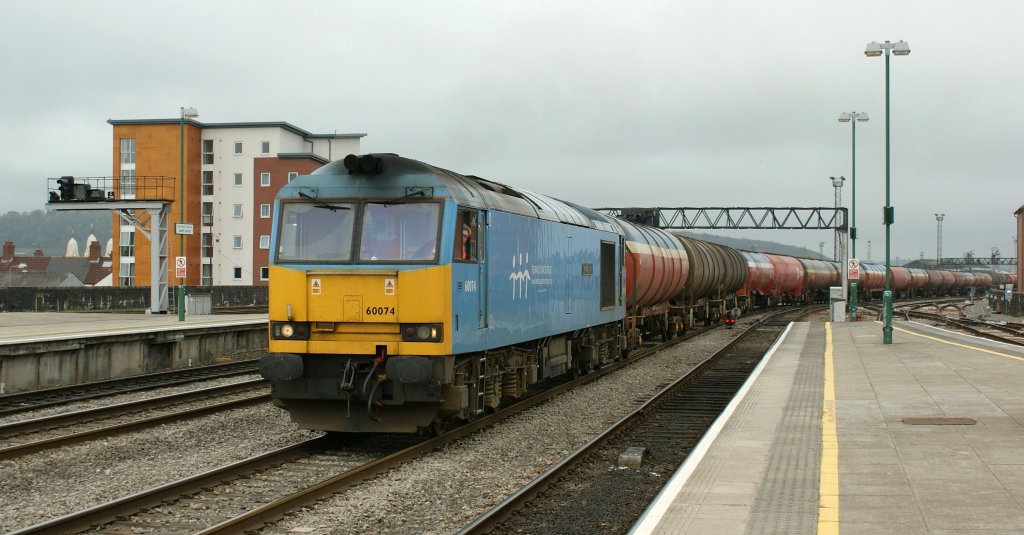 Am 29. April 2010 zieht die Class 60074 einen sehr langen Kesselwagenzug durch den Bahnhof von Cardiff Richtung Westen.