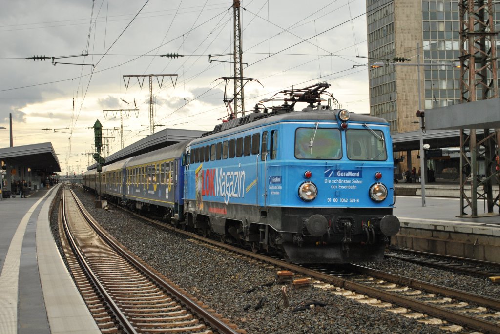Am 29. August 2010 zieht 1042 520-8 einen DPE aus dem Essener Hbf in Richtung Bochum.