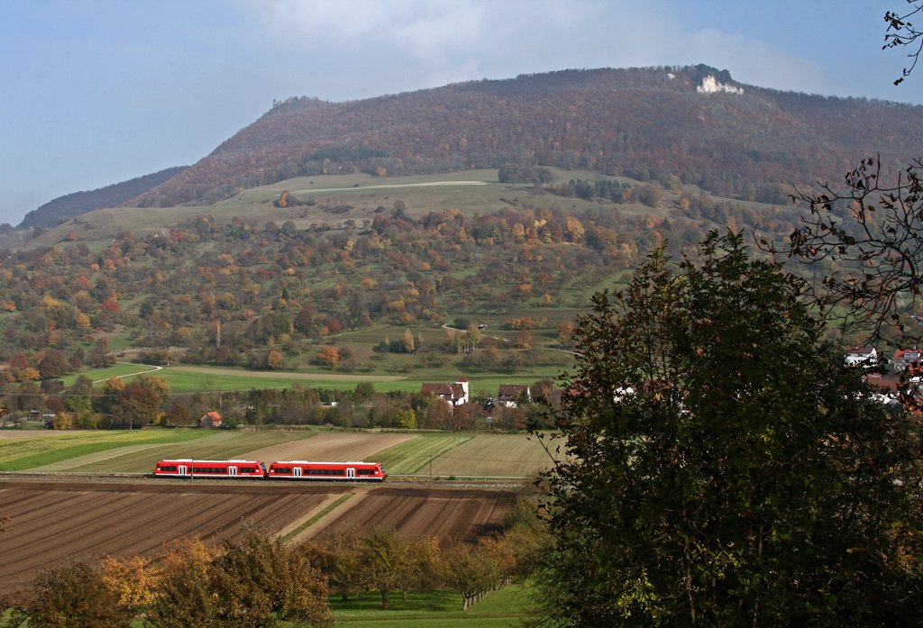 Am 29. Oktober 2009 rollen 650 021 und 650 010 vom Werk Tbingen gemtlich als Regionalbahn von Oberlenningen nach Wendlingen (Neckar) durch das herbstliche Lenninger Tal. Das Bild entstand aus den Hgeln von Brucken.