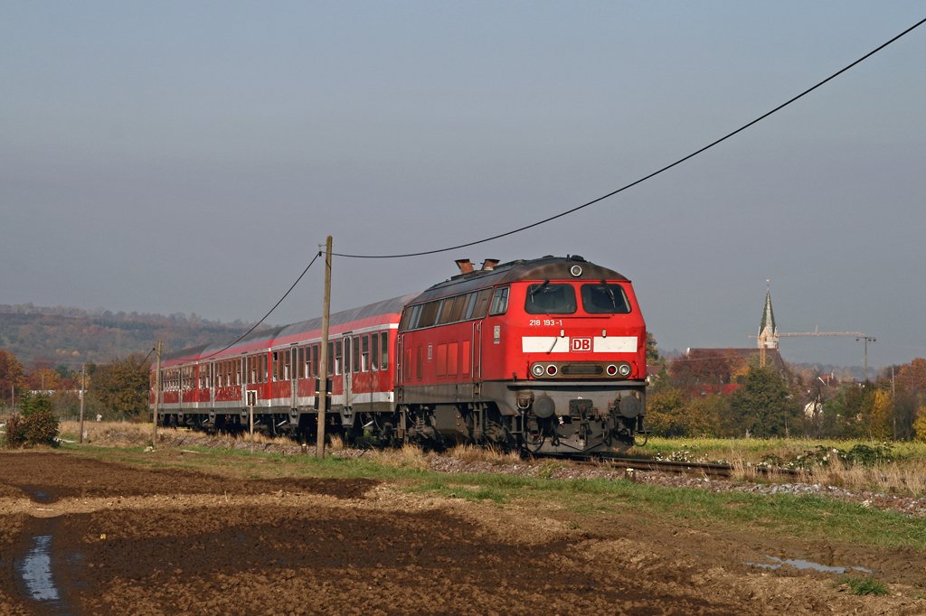 Am 29. Oktober 2009 schiebt die Ulmer 218 193 ihre Regionalbahn von Oberlenningen nach Wendlingen (Neckar) dem nchsten Halt in Owen entgegen. Die Aufnahme entstand zwischen Brucken und Owen.
