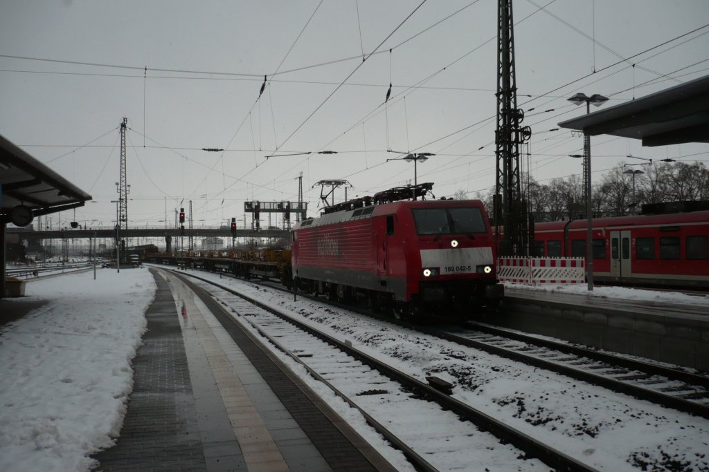 Am 29.01.10 f�hrt die Niederland-taugliche 189 042-5 von DB Schenker Rail mit ihrem G�terzug durch Gie�en in richtung Norden