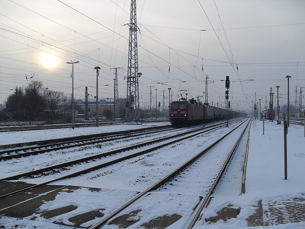 Am 29.01.2012 fuhren RBH 108(143 916)und RBH 120(143 079)mit einem Kesselzug durch Stendal in Richtung Magdeburg.