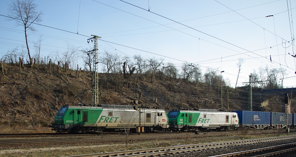Am 29.03.2011 kam die  blaue Wand  mal durch Eichenberg in Richtung Osten bespannt wurde sie von den FRETtchen 437 026 und 437 024. Letztere hat nun auch kleine ITL Logos bekommen.