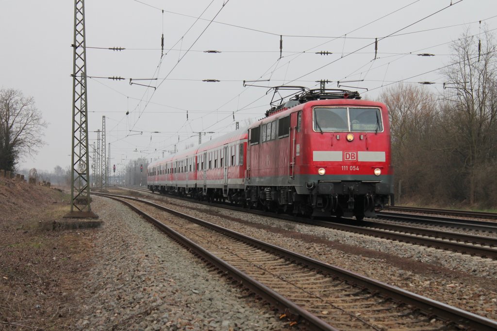 Am 29.03.2013 fuhr 111 054 mit einer RB von Offenburg nach Neuenburg (Baden). Hier ist die RegionalBahn kurz vor Orschweier.