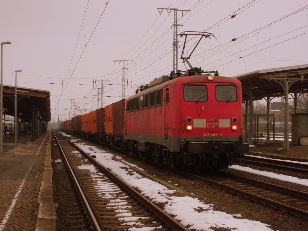 Am 29.03.2013 fuhr EGP 140 853 durch Stendal mit einem Containerzug in Richtung Wittenberge.