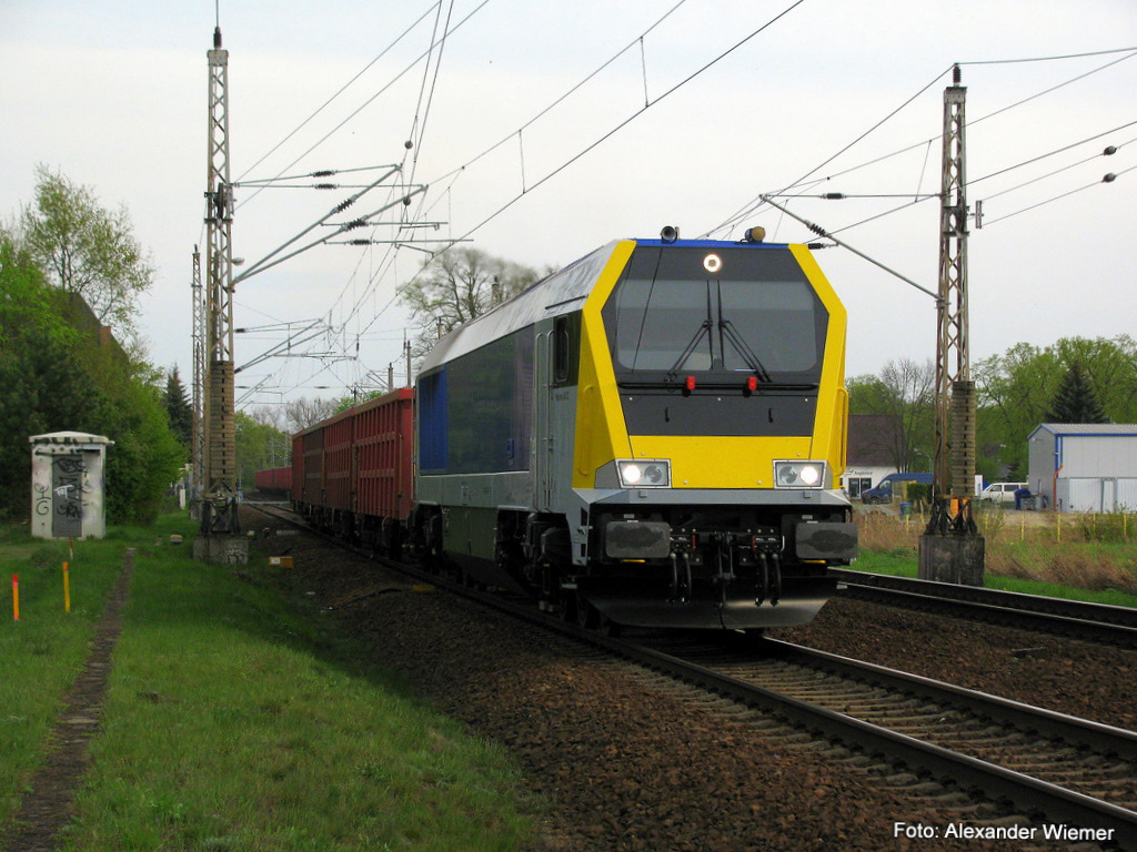 Am 29.04. erfreute mich die 264 009 nochmal auf der Strecke Knigs Wusterhausen - Lbbenau in Bestensee. Einen weiteren Einsatz auf der Strecke gab es aufgrund eines defektes nicht mehr! Hier schlngelt sich der Zug brigens aus der Ausfahrt Bestensees, nachdem er das Regiopckchen berholen lies.