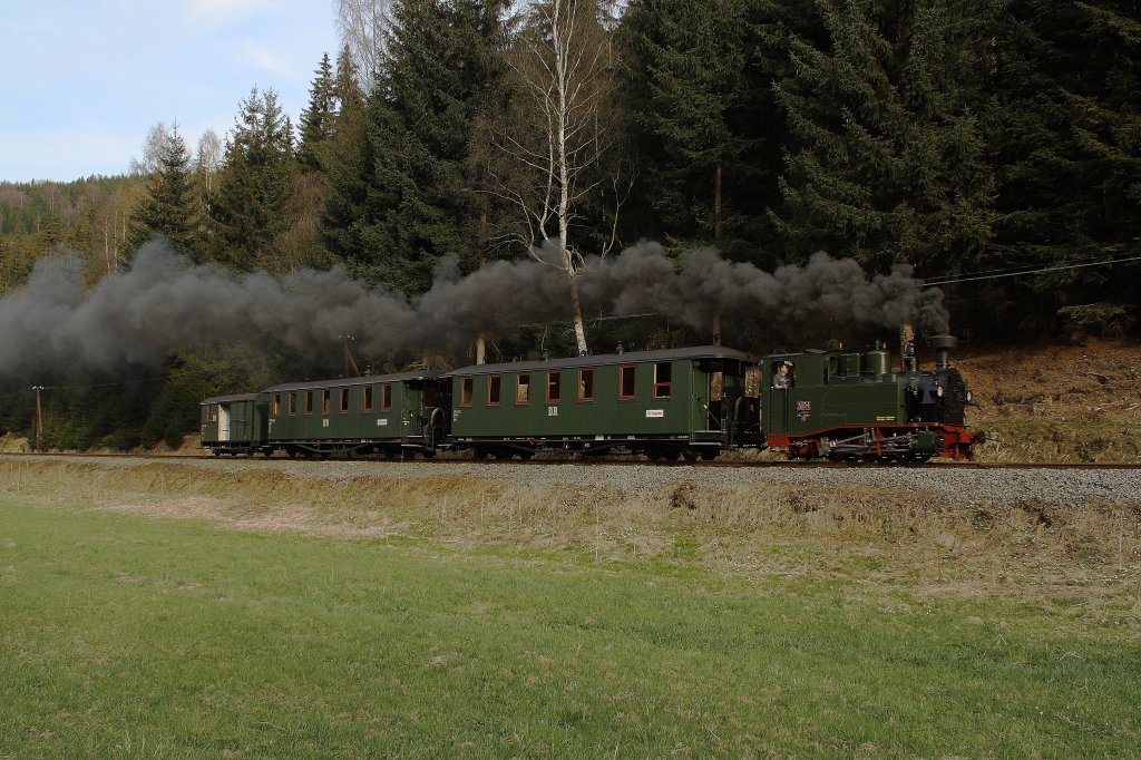 Am 29.04.10 ist IK No54 mit einem Leerzug zwischen Steinbach und Schmalzgrube unterwegs unterwegs. 