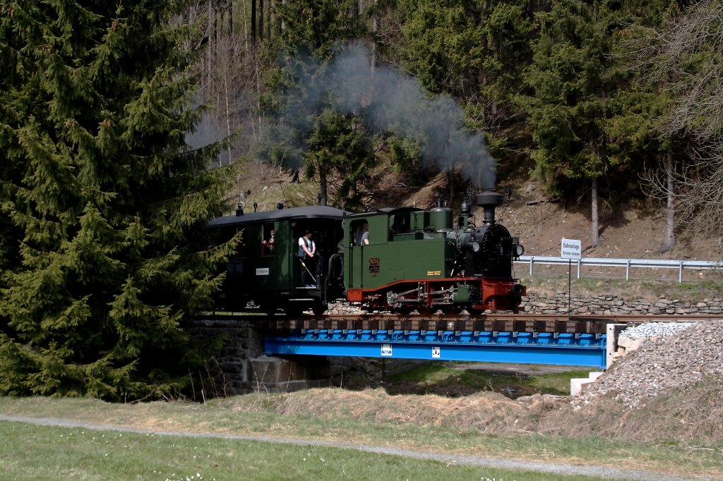 Am 29.04.10 passiert IK No54 mit dem DGEG Charterzug die neue Brcke am Forellenhof. Es war zugleich die Erste befahrung eines Reisezuges auf der Anfang April ausgetauschten Brcke.