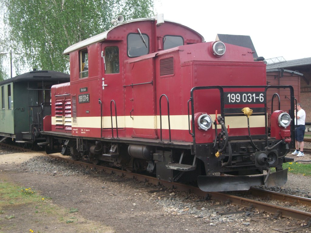 Am 29.04.12 war die 199 031-6 in Mgeln zu sehen um dann Rangierarbeiten zu bernehemen der Zug war zuvor aus Glossen in Mgeln angekommen.