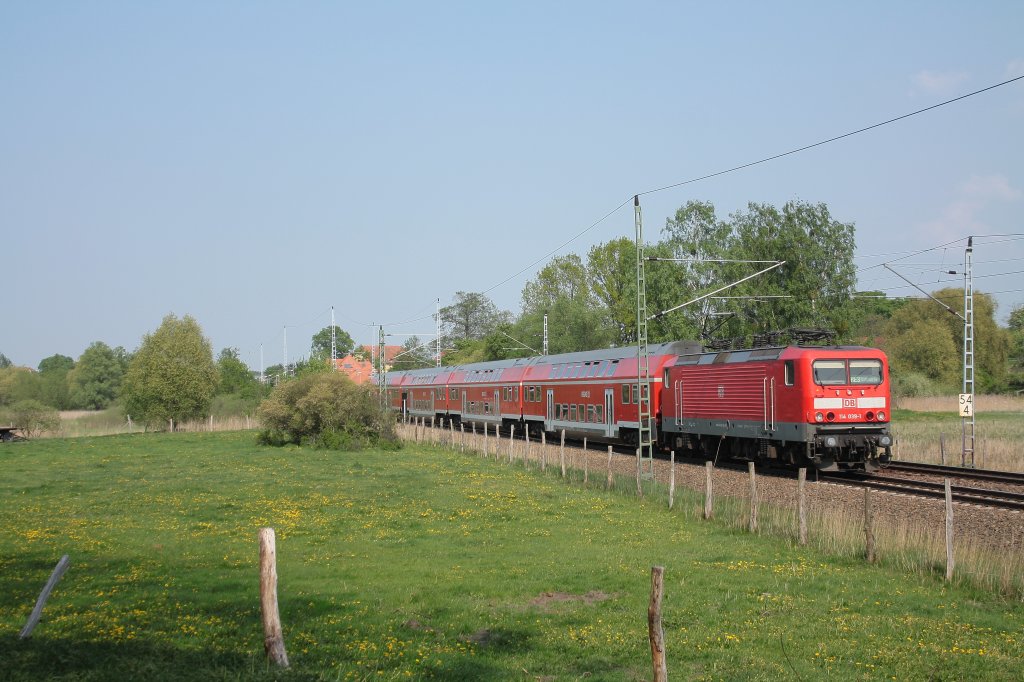 Am 29.04.2011 fhrt 114 039 mit einem RE 3 Richtung Berlin, hier bei Chorin.

