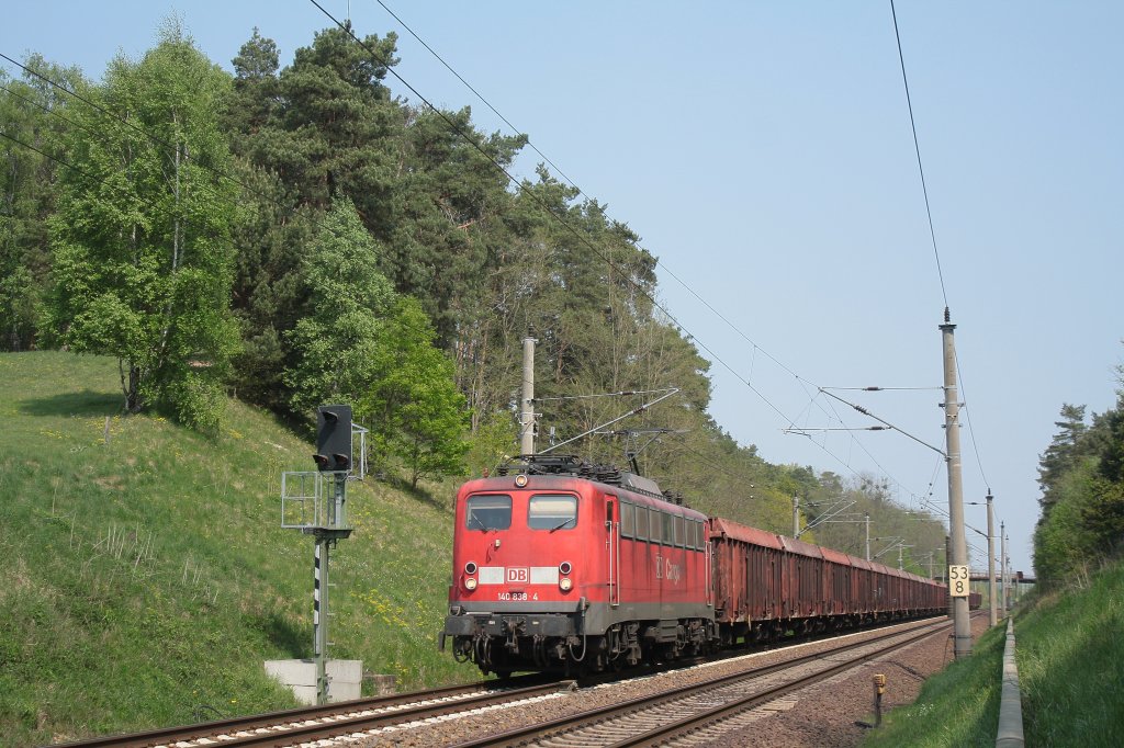 Am 29.04.2011 fhrt 140 838 mit einem E-Wagen Zug Richtung Berlin, hier bei Chorin.

