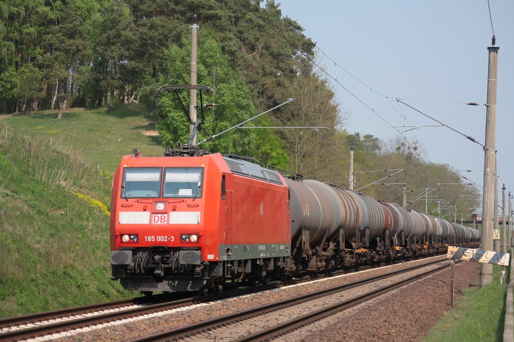 Am 29.04.2011 fhrt 185 002 mit einem Kesselzug Richtung Berlin, hier bei Chorin. 


