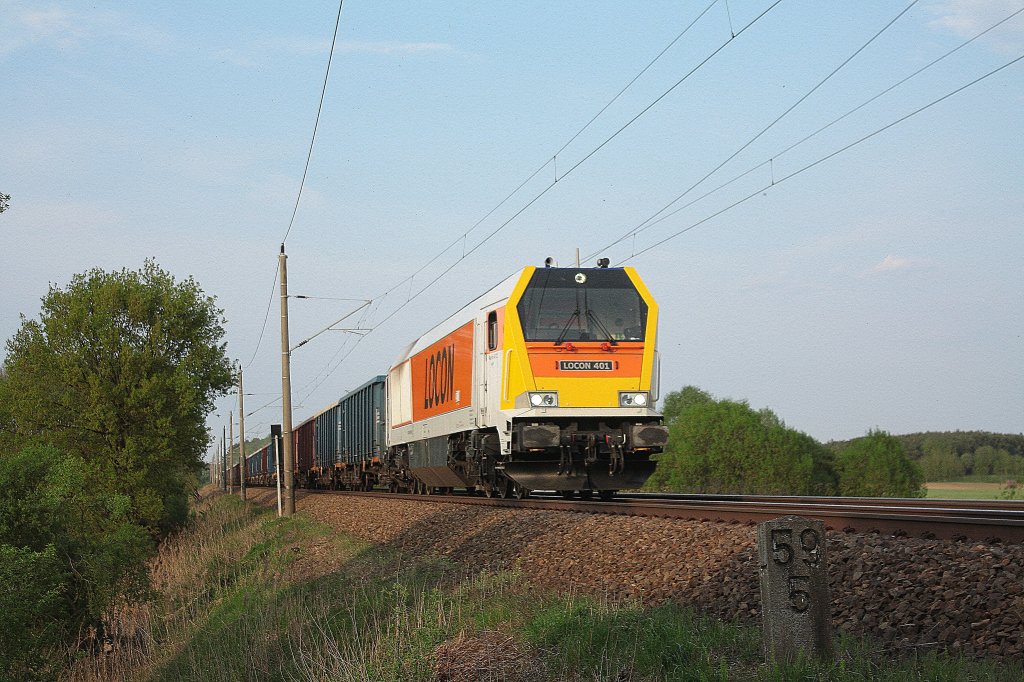 Am 29.04.2011 ist LOCON 401 mit einem E-Wagen Zug Richtung Berlin unterwegs , hier zwischen Eberswalde und Angermnde. 

