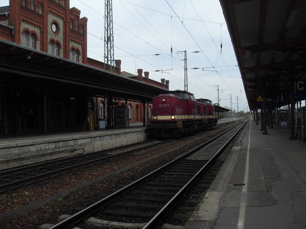 Am 29.04.2012 fuhren 204 354(Auslieferung an DR 110 354,Umbau in 112 354,Umzeichnung in 202 354,NVR-Nummer: 98 80 3202 354-7 D-MTEG]) 
&204 347(Auslieferung an DR 110 347,Umbau in 112 347,Umzeichnung in 202 347, [NVR-Nummer: 98 80 3202 347-1 D-MTEG]) der MTEG Lz in Richtung Arneburg um ihren leeren Holzzug zu holen.