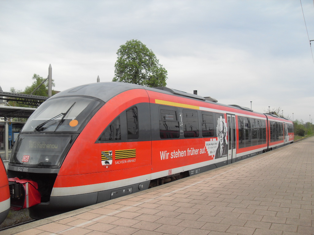 Am 29.04.2012 stand 642 166/666 mit dem nicht im Bild stehenen 642 171/671 zur Abfahrt nach Rathenow bereit.
