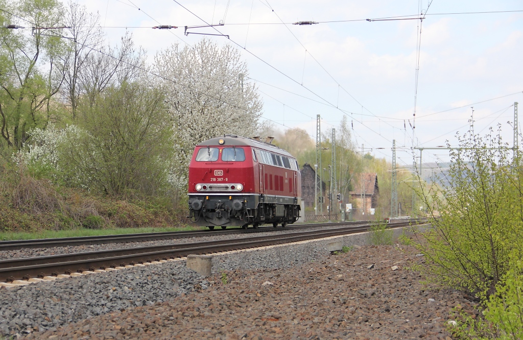 Am 29.04.2013 kam die 218 387-9 als Tfzf in Richtung Sden ber die KBS 613. Aufgenommen beim B Eltmannshausen/Oberhone.
