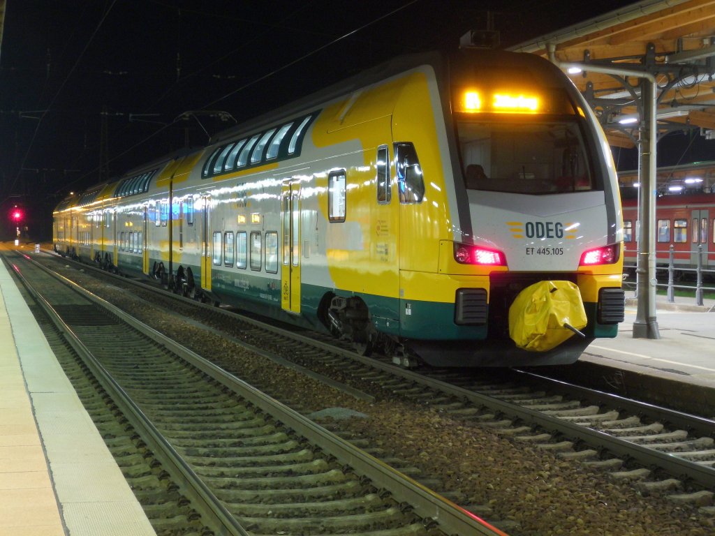 Am 29.04.2013 stand der KISS 445 105 als RE4 nach Jterborg in Stendal bereit.