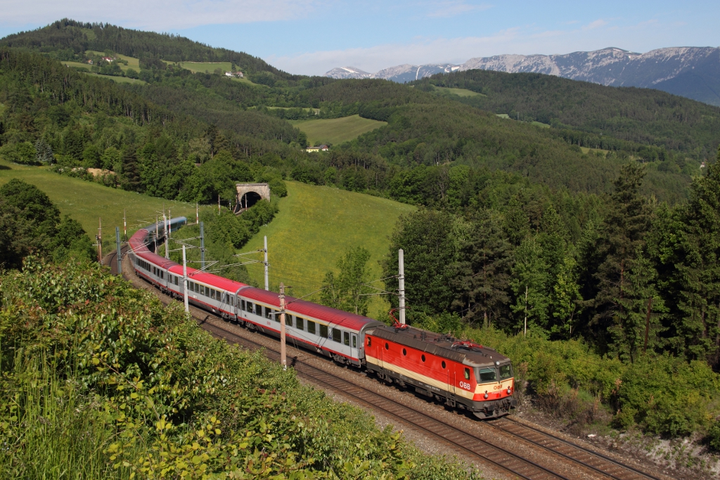 Am 29.05.13 bespannte die Schachbrett 1144 117-9 den EC 151 von Wien Meidling nach Maribor.
Hier ist der Zug nahe Eichberg auf der Semmeringbahn zu sehen.