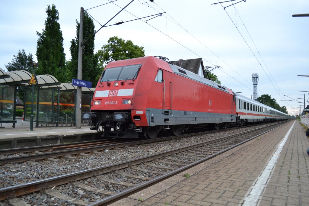 Am 29.05.2011 durchfhrt 101 001-6 mit dem IC 2435 nach Leipzig Hbf. den Haltepunkt Heidkrug. Nchster Halt ist Bremen Hbf.