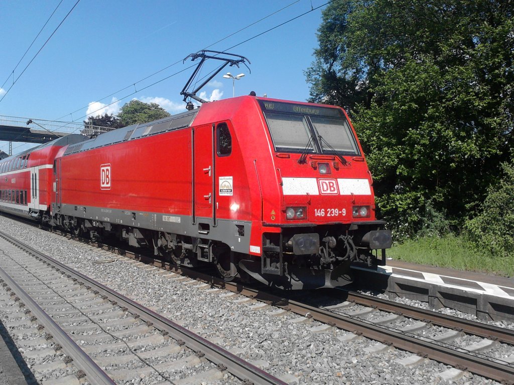 Am 29.05.2012 schiebt 146 239-9 einen RE nach Offenburg. Hier ist der Zug in Orschweier.