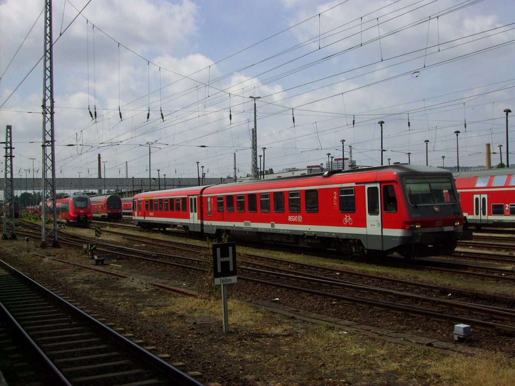 Am 29.05.2012 steht ein inzwischen historisch gewordener 628 in der Fahrzeugsammlung von DB-Regio Berlin-Brandenburg auf dem Gelnde des bahnhofs Berlin-Lichtenberg.